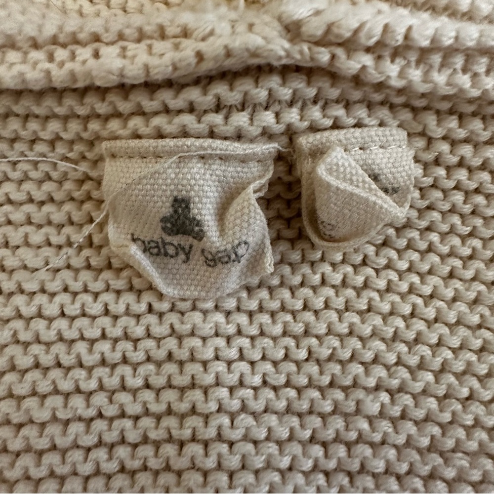 ๐3/$20๐ Gap Baby Bear cardigan gender neutral - Picture 3 of 4